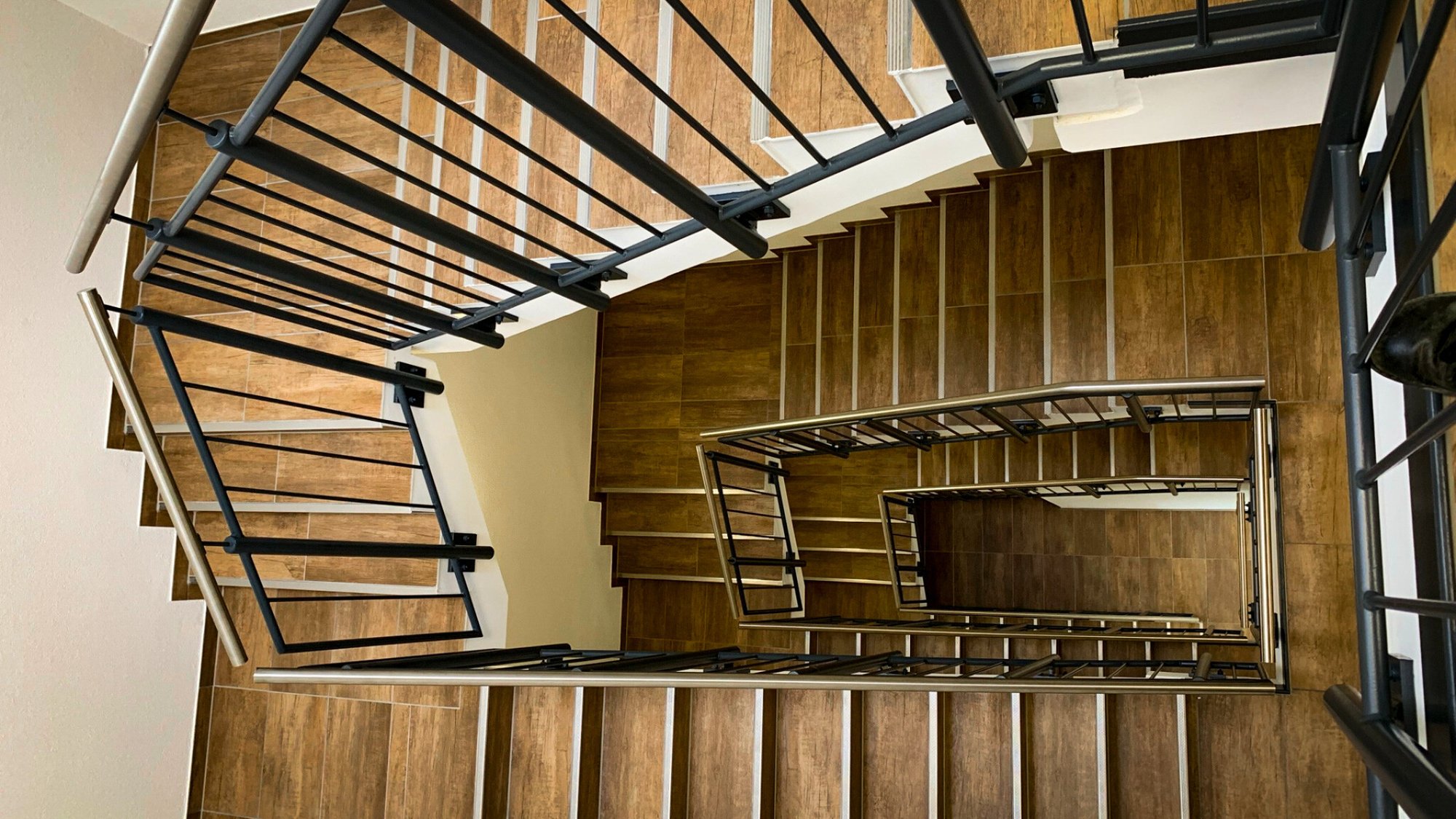 BRANDMAUER_Office_Treppenhaus